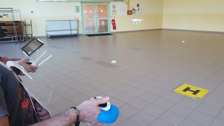Pilotage de drone à une main : c'est possible !