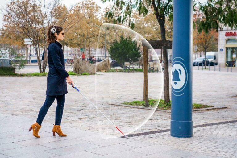 Déplacement des personnes aveugles : un boîtier qui optimise les cannes