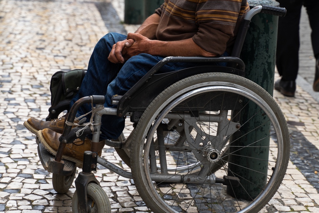 sans abri avec un handicap