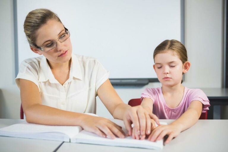 Scolarisation des enfants déficients visuels : le Gouvernement interpellé