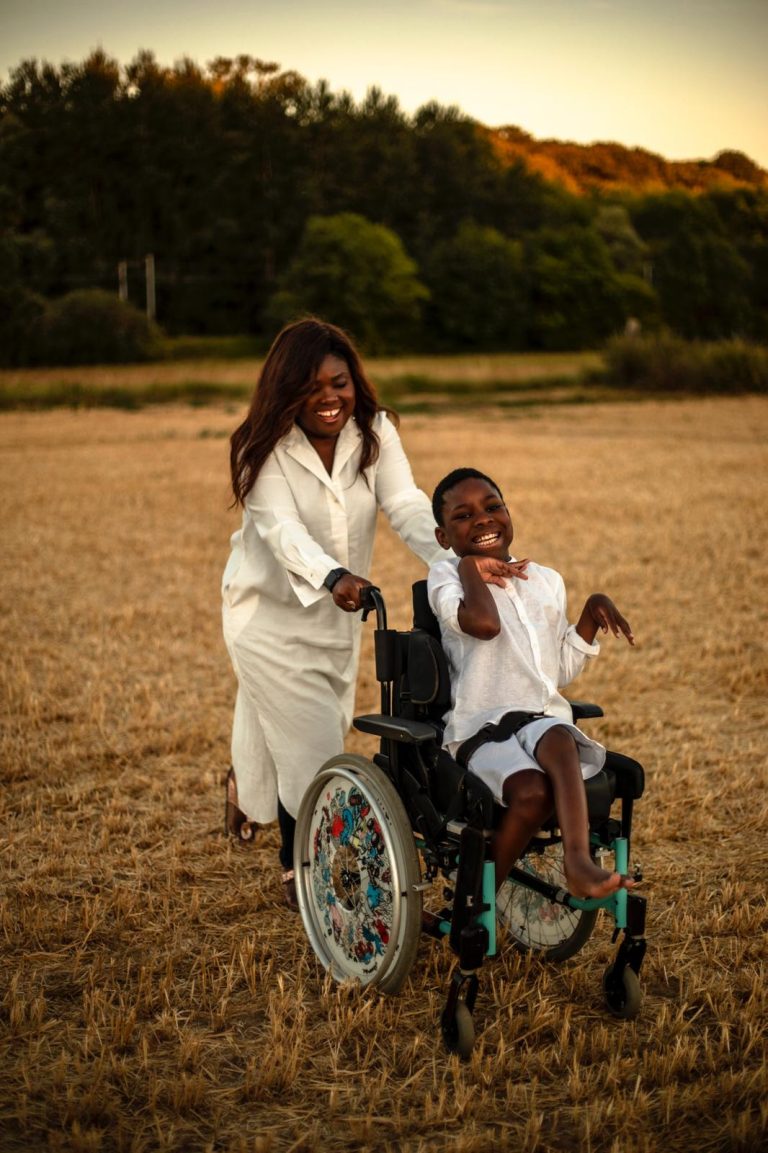 « Nos enfants à besoins spécifiques ont des capacités insoupçonnées » : Sandra Senou et son fils Alexandre
