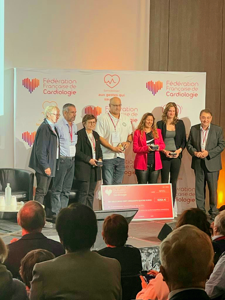 Cardiomyopathie : remise de dons à la FFC suite au relais à la nage de Clémence Gualy