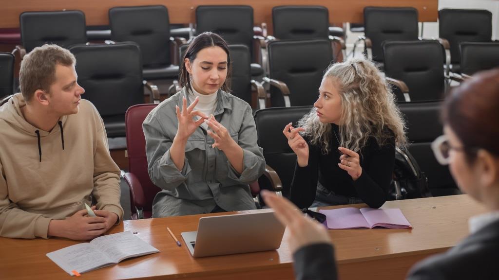 Jeunes sourds et déficients visuels : une rénovation des diplômes de l’enseignement spécialisé