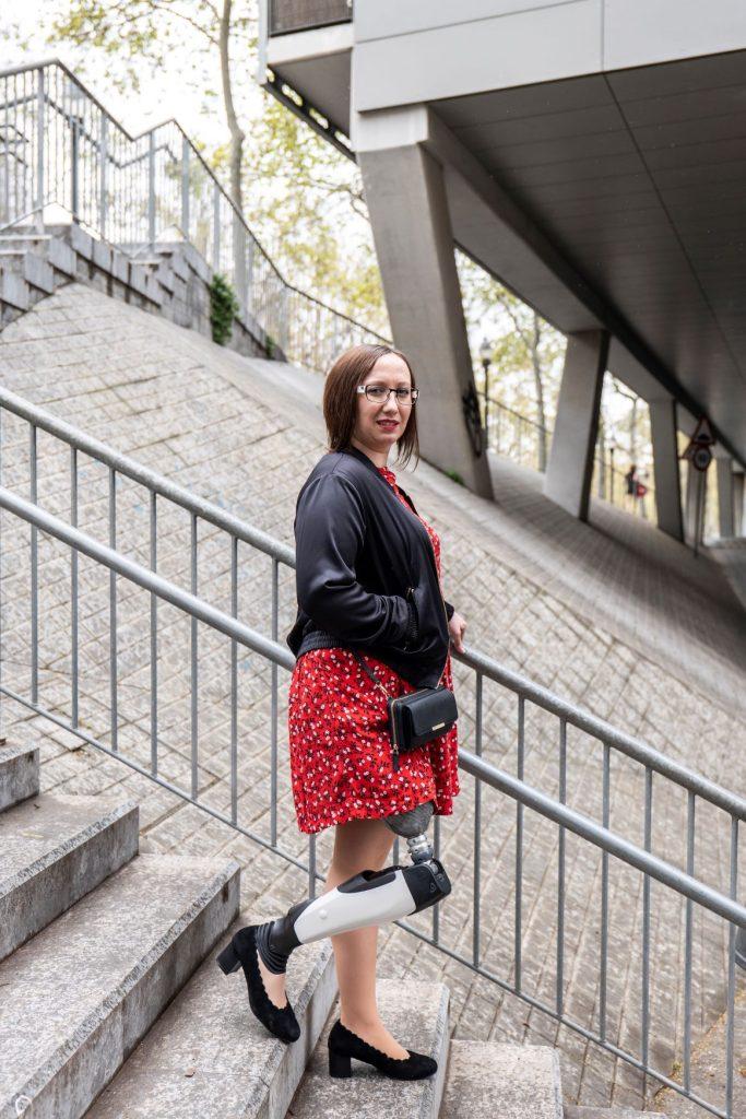 Ophelie Jonin debout dans un escalier