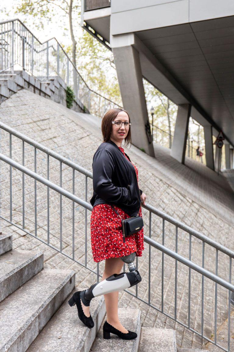 Ophelie Jonin debout dans un escalier