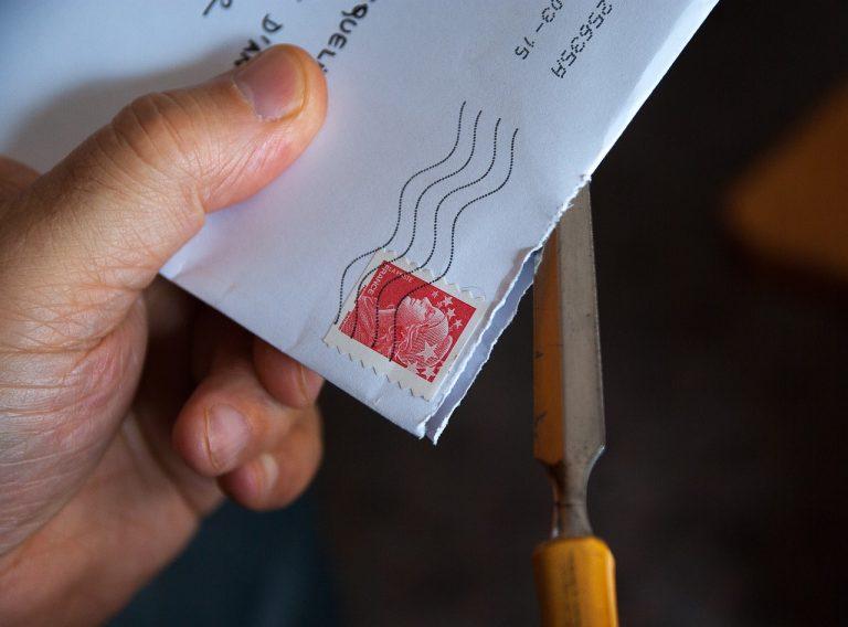Une personne ouvre un courrier, c'est demande MDPH refusée © Jacqueline Macou_Pixabay