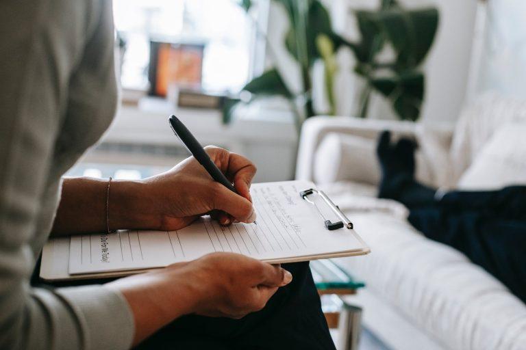 aide pour remplir une demande à la MDPH © Alex Green_Pexels