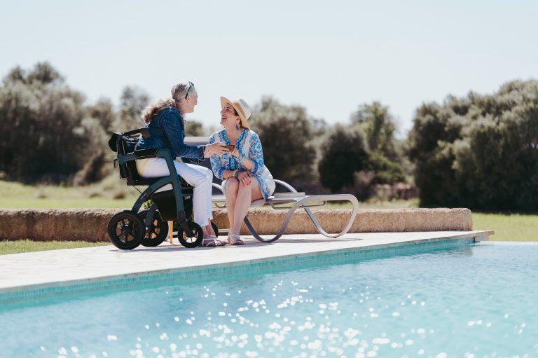 une femme en fauteuil roulant et son amie vacances © Rollz International_Unsplash
