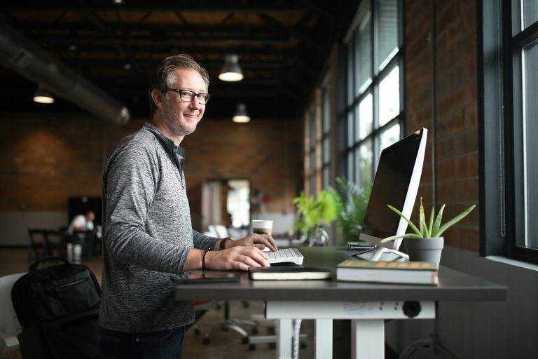 aménagement du lieu de travail des personnes handicapées © Thestandingdesk_unsplash