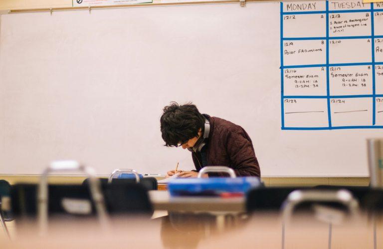 Élève bénéficiant d'un aménagement de son examen grâce à son PAP. Il termine son devoir en classe.