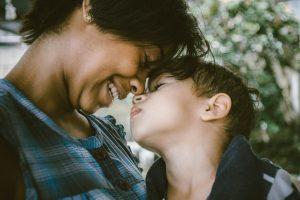 une maman et son enfant autiste se font un câlin - erreurs à éviter autiste